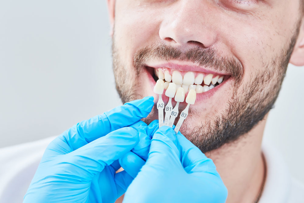 medico dentista comparando implantes